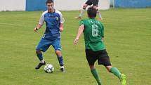 Slušovičtí fotbalisté (modré dresy) doma porazili Velké Karlovice 1:0.