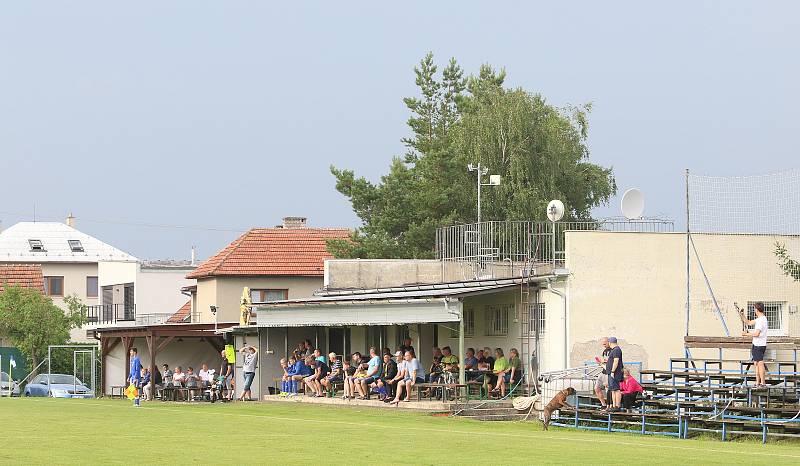 Fotbalisté Luhačovic (ve žlutých dresech) zvítězili na hřišti Sokola Veselá 4:3.