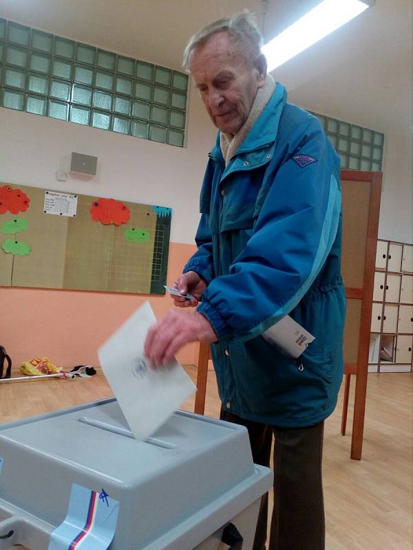 Voliči se vypravili v hojném počtu také do jedné z volebních místností na největším zlínském sídlišti Jižní Svahy.