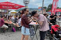 Burger, červy i makronky. Street festival nabídl ve Zlíně pochoutky pro každého.