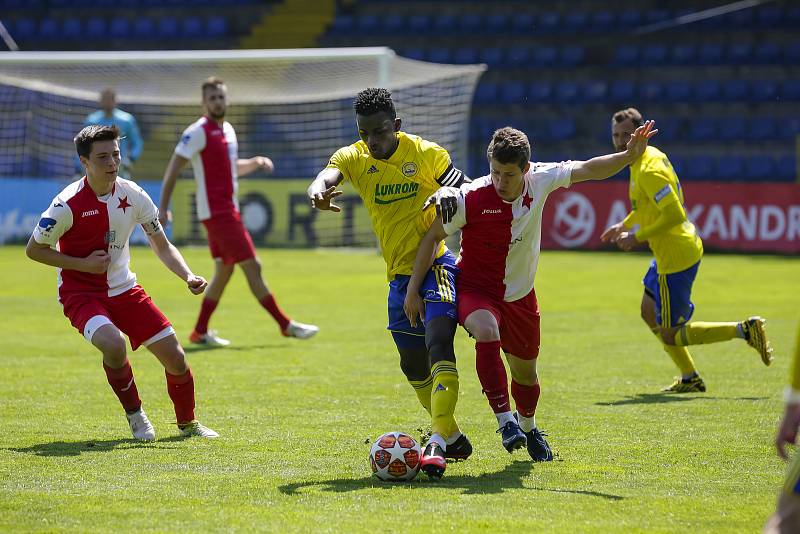 Fotbalisté Zlína (ve žlutých dresech) porazili na Letné třetiligovou Kroměříž 4:1.