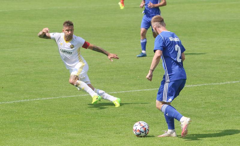 Fotbalisté Zlína (bílé dresy) v úvodním letním přípravném zápase přehráli třetiligový Uničov 5:1.