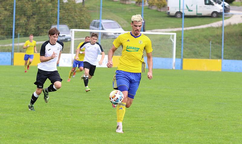 Fotbalisté Zlína B (žluté dresy) v 6. kole MSFL zdolali na Vršavě Frýdlant nad Ostravicí 1:0.