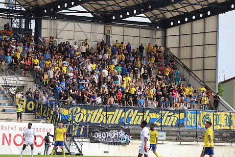 Fotbalisté Zlína (žluté dresy) se ve druhém zápase baráže o první ligu utkali s Vyškovem na stadionu v Drnovicích.