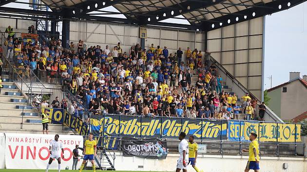 Fotbalisté Zlína (žluté dresy) se ve druhém zápase baráže o první ligu utkali s Vyškovem na stadionu v Drnovicích.