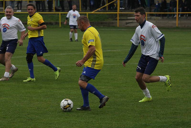 Fotbalisté Malenovic oslavili výročí devadesáti let od založení zápasem proti staré gardě Zlína. V sobotu navíc otevřeli novou tribunu.