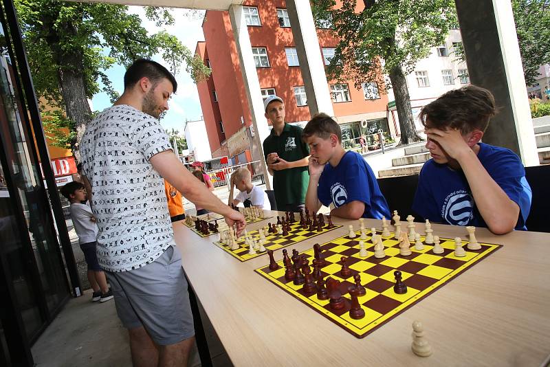 Mistrovství ČR školních družstev v šachu  ve Zlíně. Simultánku hraje šachový mistr Jakub Roubalík (FIDO 2410) v Parku Komenského.