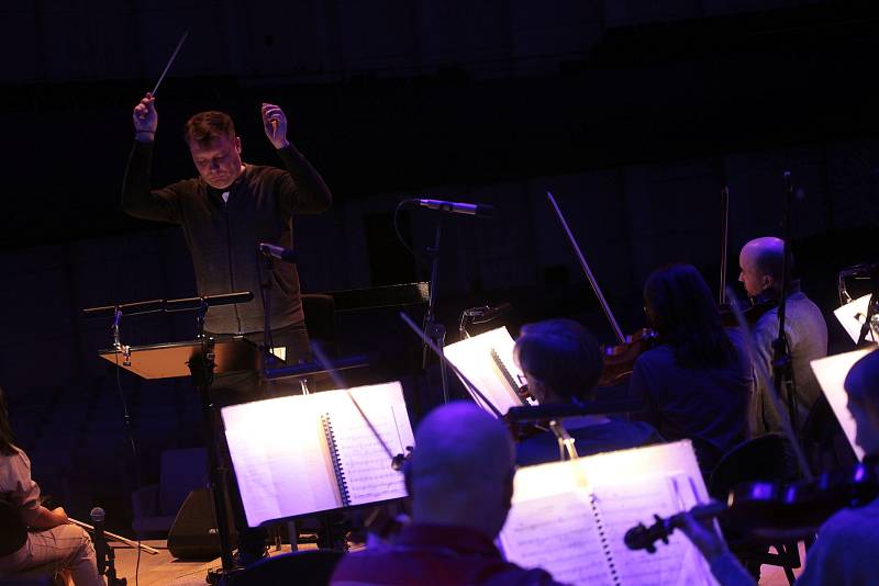 Ohnivá klasika je unikátním projektem, v jehož rámci se na jednom pódiu společně představí jedinečné slovenské seskupení Cigánski Diabli a Filharmonie Bohuslava Martinů. Fotografie z generální zkoušky.