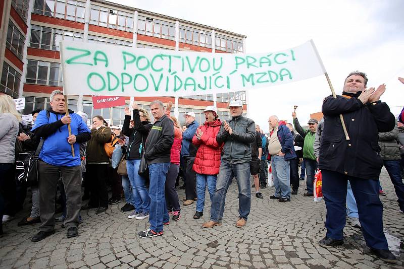 Výstražná stávka zaměstnanců před firmou Mitas ve Zlíně.