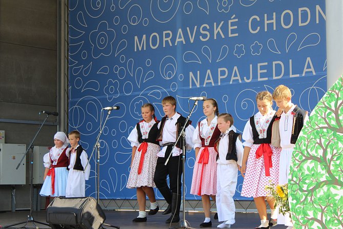 Moravské chodníčky se každoročně konají v Napajedlích. Jde o tradiční setkání folklórních souborů ze Slovácka, Valašska a Hané. Letos se sešli už po jednadvacáté.