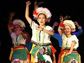 Vystoupení souboru „Taiwan aboriginal dancers culture and arts group“ v divadle ve Hvozdné.