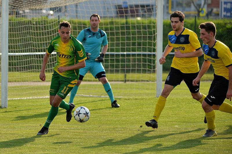 Fotbalisté Napajedel (v zeleném) v sobotu v rámci 20. kola krajského přeboru doma remizovali s Velkými Karlovicemi 1:1.