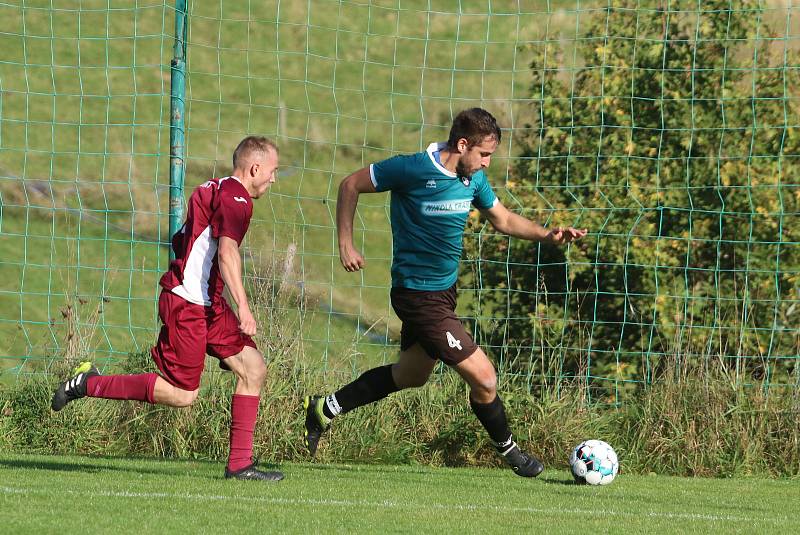 Fotbalisté Březnice doma porazili Louky (červené dresy) 2:0.