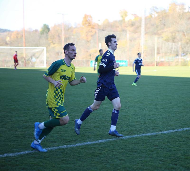 Fotbalisté Luhačovic (modré dresy) v posledním podzimním zápase Krajského přeboru doma podlehli Napajedlím 1:2.