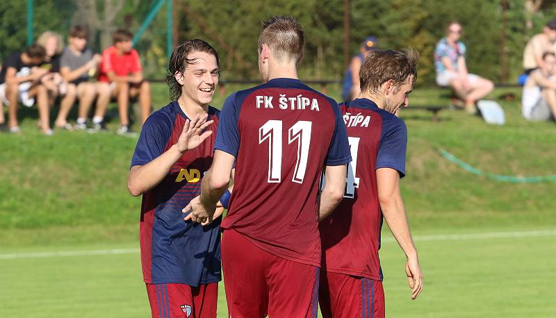 Fotbalisté Štípy (v tmavých dresech) porazili Hvozdnou jednoznačně 5:0.