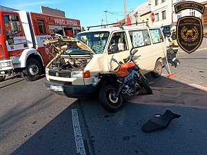 Záchranáři zasahují v neděli 7. dubna 2024 u nehody motocyklu a dodávky v centru Vizovic.