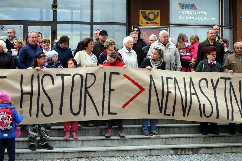 Demonstrace proti bourání hostince Horního v Malenovicích.