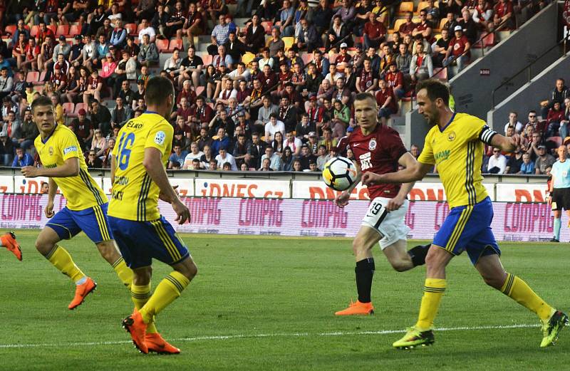 Fotbalisté Zlína (ve žlutých dresech) prohráli v páteční předehrávce 27. kola HET ligy s pražskou Spartou 1:2.