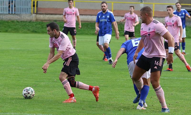 Fotbalisté Malenovic (růžové dresy) doma prohráli se Zborovicemi 1:5.