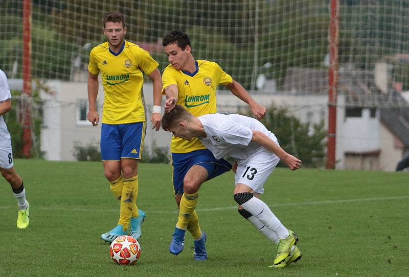 Fotbalisté Zlína B (žluté dresy) remizovali ve 4. kole MSFL s Vyškovem 1:1. Utkání se hrálo v Luhačovicích. Foto: pro Deník/Jan Zahnaš