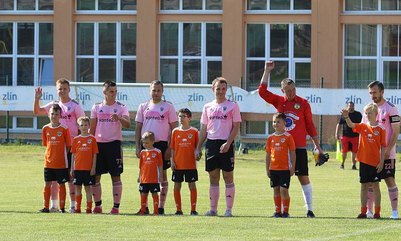 Fotbalisté Malenovic (růžové dresy) ve 26. kole krajské I. B třídy skupiny C podlehli Vlčnovu 1:2.