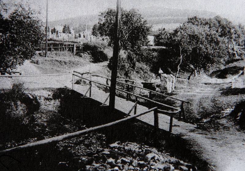 Starý hřbitov ve Zlíně.Lávka přes Kudlovský potok a cesta ke hřbitovu foto J. Vaňhara 1929