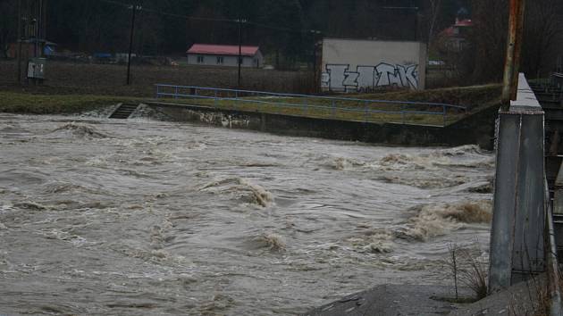 Po četných srážkách a tání hladina řeky Morava i v Otrokovicích 7. března postupně roste