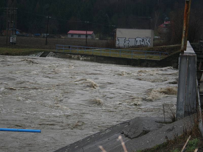 Po četných srážkách a tání hladina řeky Morava i v Otrokovicích 7. března postupně roste