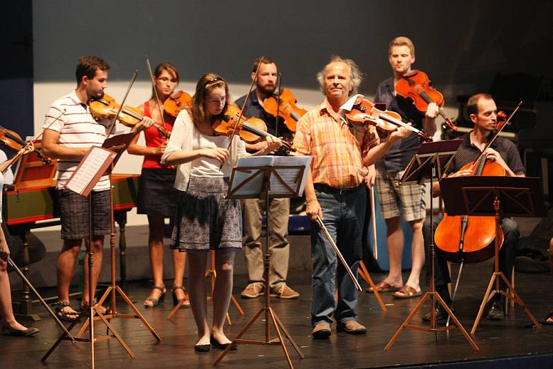 Akademie Václava Hudečka 2016 v Luhačo­vicích.  Zkouška na zahajovací koncert.  Účinkují Václav Hudeček a Eliška Kubalová