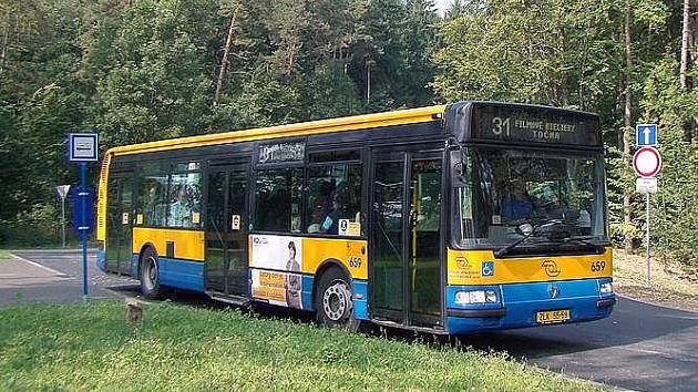 Autobus linky č. 31 na zastávce U Majáku.