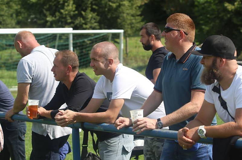 Divizní fotbalisté Slavičína (v modrém) začali nový ročník skupiny E parádně, v neděli dopoledne doma porazili rozdílem třídy Šumperk 4:1.