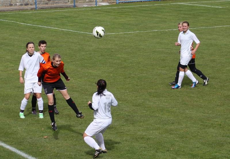 Fotbal divize žen: Velké Pavlovice - Holešovské holky