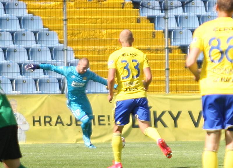 Fotbalisté Fastavu Zlín (ve žlutém) v důležitém zápase bojů o záchranu ve 28. kole v sobotu hostili poslední Příbram. Na snímku brankář Dostál.