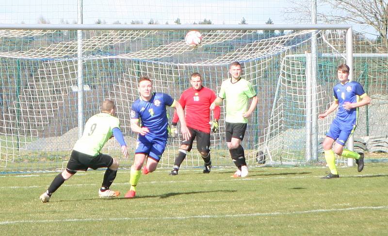 Fotbalisté Lhoty (v modrém) o víkendovém 16. kole I. B třídy skupiny B doma porazili Slavkov 6:2.