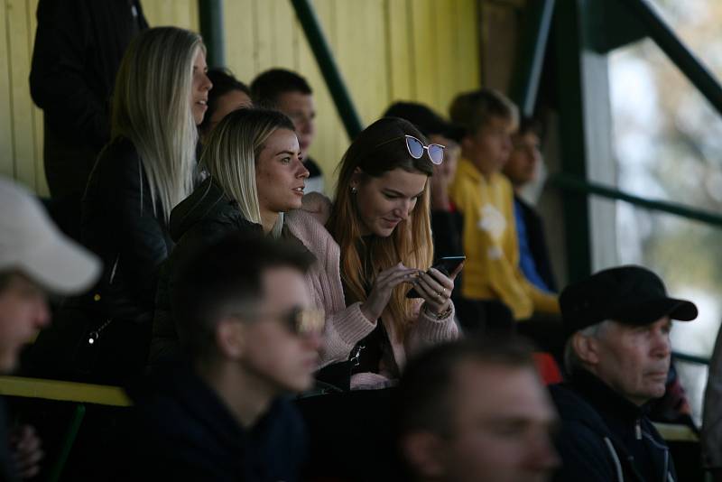 Ve šlágru 10. kola fotbalového krajského přeboru remizovala Napajedla (v červeném) s Baťovem 2:2, když domácí dokázali smazat dvoubrankové manko.