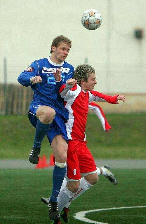 V 18. kole fotbalové divize D vyhrála domácí FC Viktoria Otrokovice (v červeném) nad SK Rostex Vyškov 2:0. 