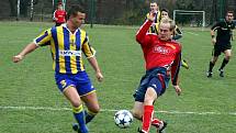 V 18. kole fotbalové divize D vyhrála domácí FC Viktoria Otrokovice (v červeném) nad SK Rostex Vyškov 2:0. 