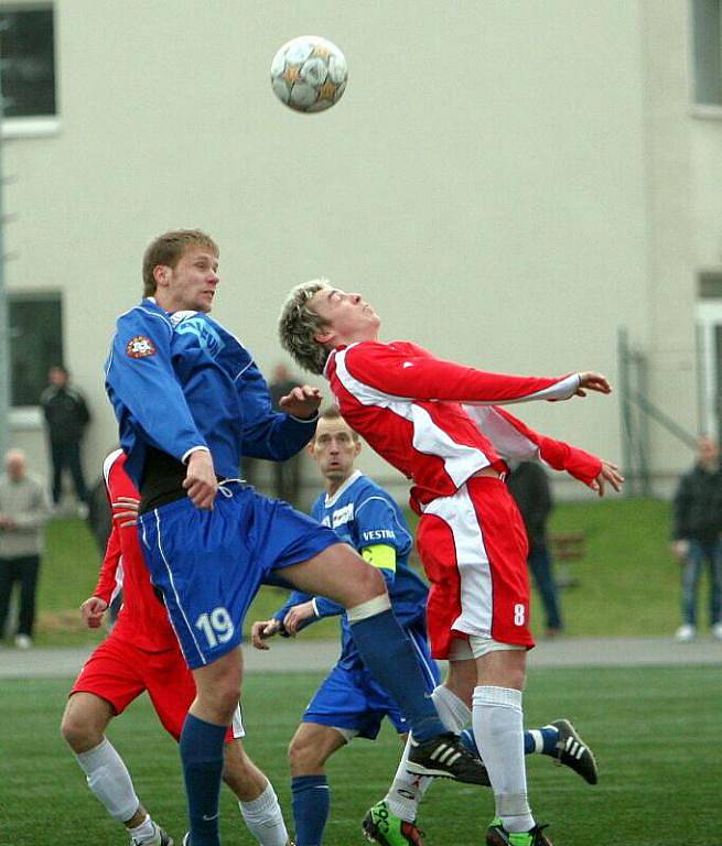 V 18. kole fotbalové divize D vyhrála domácí FC Viktoria Otrokovice (v červeném) nad SK Rostex Vyškov 2:0. 