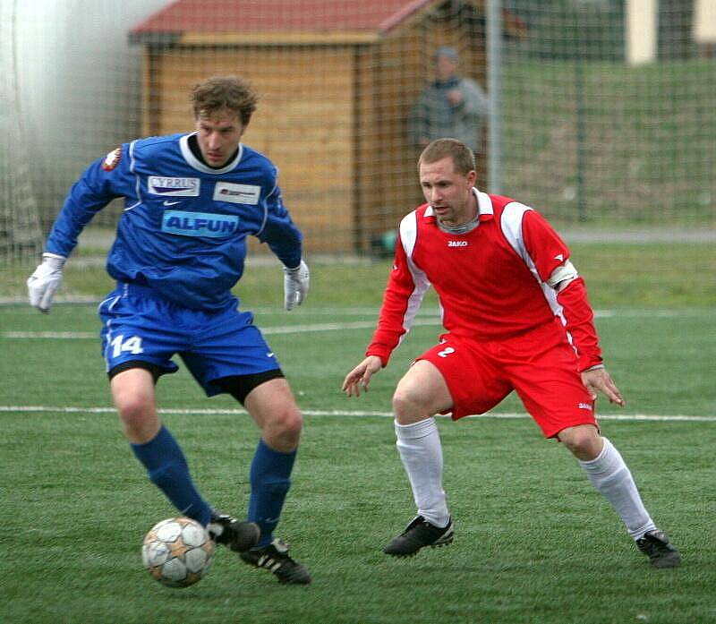 V 18. kole fotbalové divize D vyhrála domácí FC Viktoria Otrokovice (v červeném) nad SK Rostex Vyškov 2:0. 