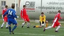 V 18. kole fotbalové divize D vyhrála domácí FC Viktoria Otrokovice (v červeném) nad SK Rostex Vyškov 2:0. 