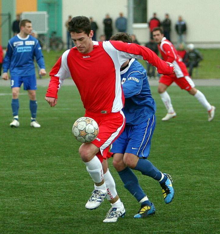 V 18. kole fotbalové divize D vyhrála domácí FC Viktoria Otrokovice (v červeném) nad SK Rostex Vyškov 2:0. 