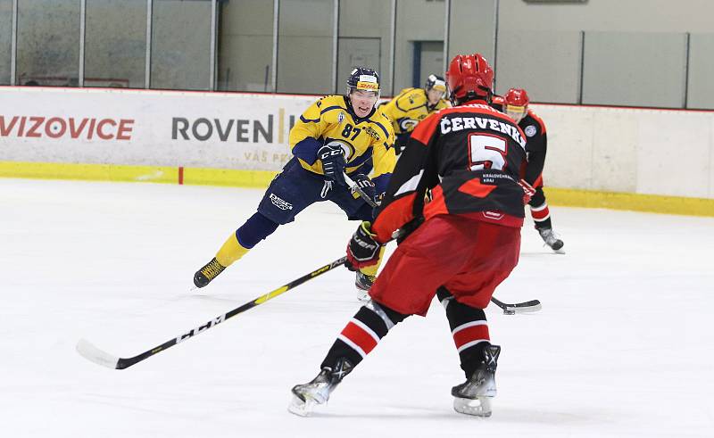 Junioři hokejových Beranů (žluté dresy) v 8. kole nadstavby prohráli s hradeckým Mountfieldem 3:5.