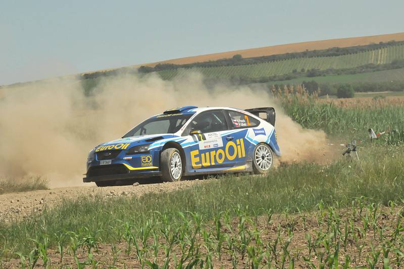 Vítězem 17. ročníku Agrotec Petronas Syntium Rally Hustopeče se stal Jan Kopecký (Škoda Fabia Rally2 evo), který o necelých sedm vteřin porazil Václava Pecha (Ford Focus WRC).