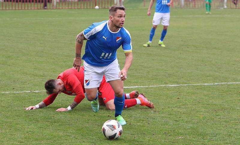 Fotbalisté Otrokovic (červené dresy) doma podlehli Baníku Ostrava "B" 1:4.