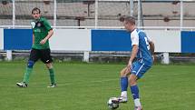 Slušovičtí fotbalisté (modré dresy) doma porazili Velké Karlovice 1:0.