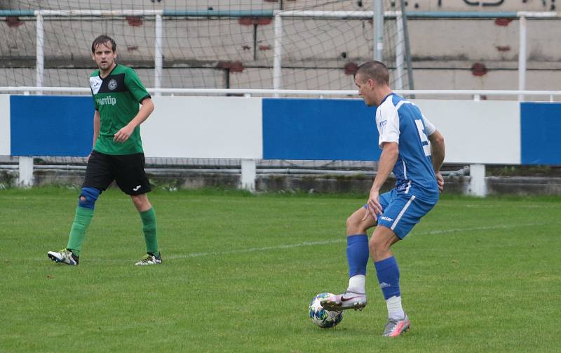 Slušovičtí fotbalisté (modré dresy) doma porazili Velké Karlovice 1:0.