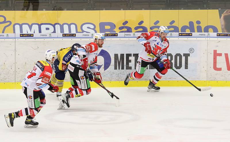 Hokejisté Zlína (žluté dresy) v závěrečném kole Tipsport extraligy vyzvali Pardubice.