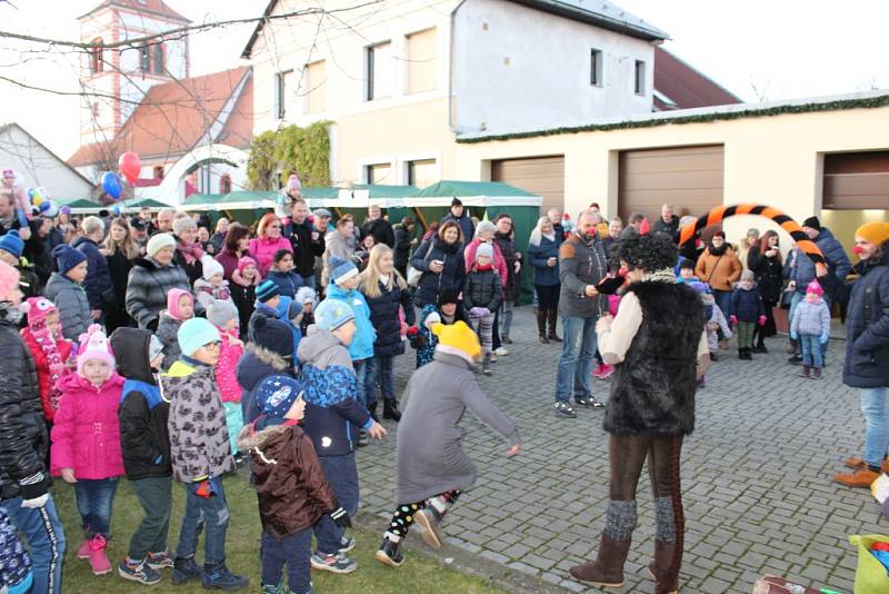 V Tlumačově rozsvítili vánoční stromek. Předtím si užili adventní jarmark