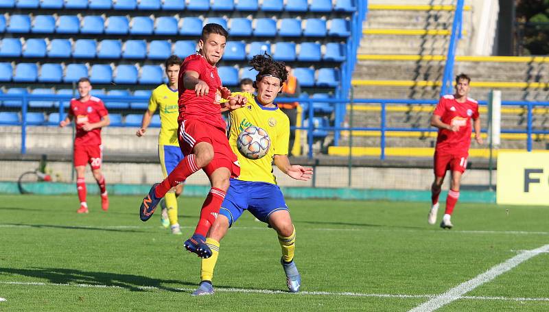 Fotbalisté Zlína B (žluté dresy) se v páteční předehrávce 11. kola MSFL utkali s rezervou Sigmy Olomouc.