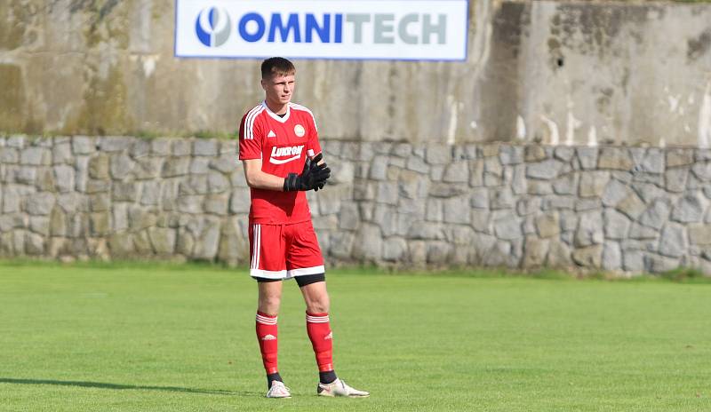 Fotbalisté Zlína B (bílé dresy) v 6. kole MSFL prohráli v Rosicích 1:2.